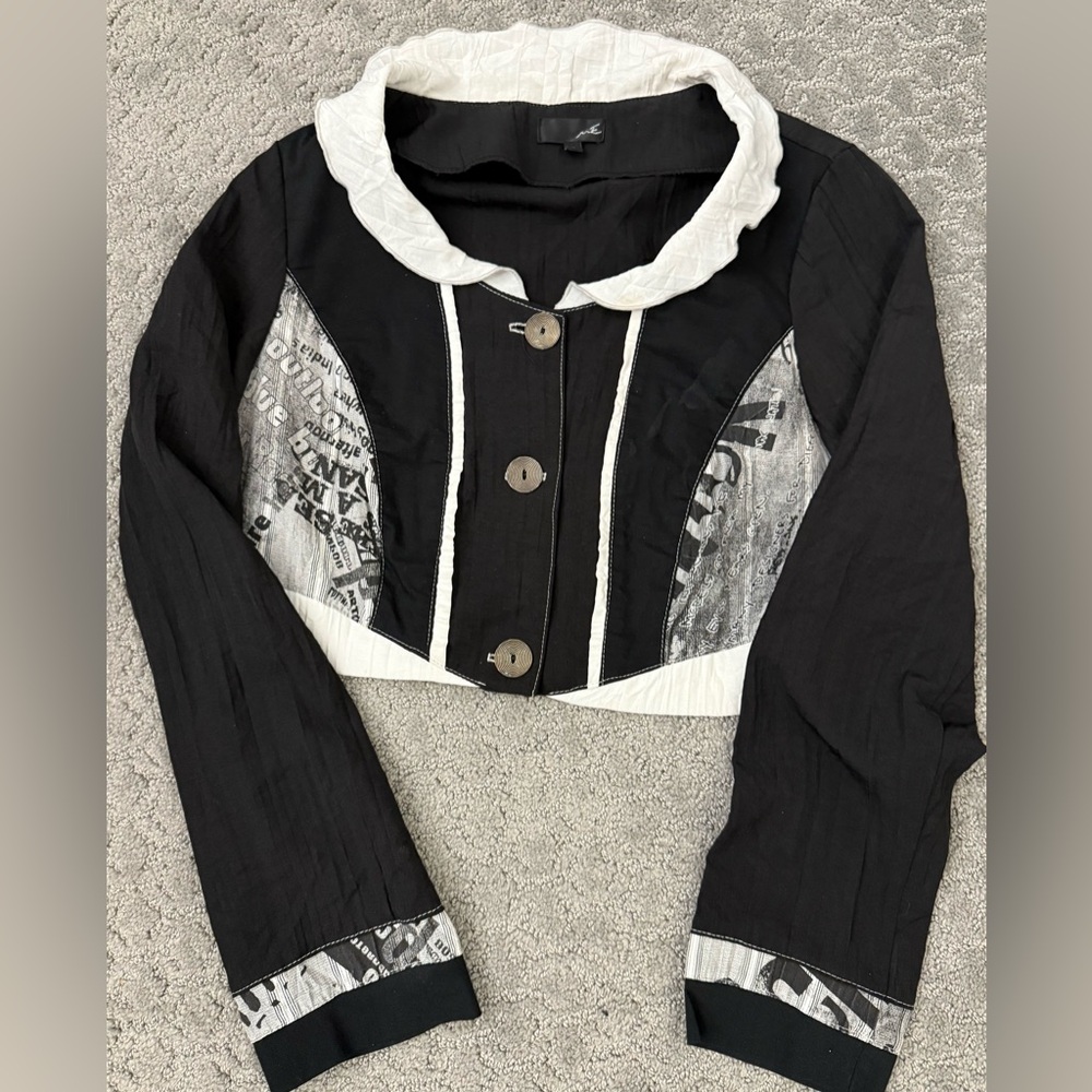Stylish Vintage B&W Cropped Top. Button Closure. Newsprint Detail. Sz T3(US 8)